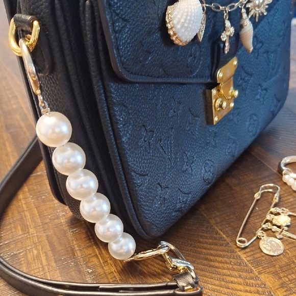 Seashell And Pearl Bag Charms - Picture 2 of 8